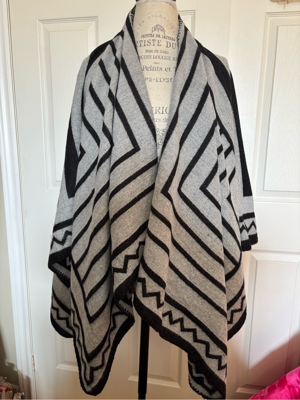 Guess - Black & Gray Geometric Women’s Sweater Wrap